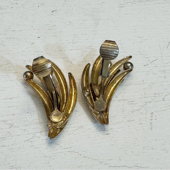 Vintage Brushed Gold Tone Fanned Leaf Brooch & Clip On Earrings Costume Set - Picture 10 of 14